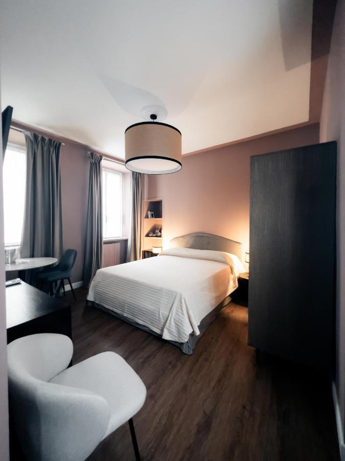 Caffe Delle Rose Les Chambres Verbania Bagian luar foto